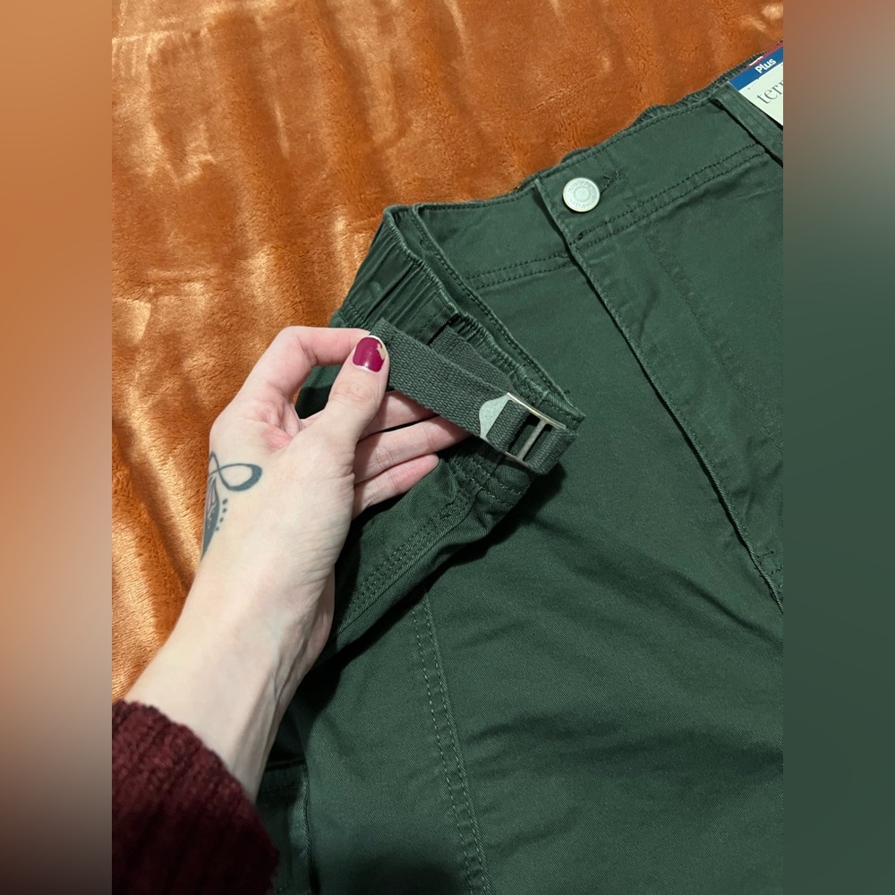 Terra & Sky Adjustable Waist High-Rise Cargo Shorts 🔥NWT🔥 - Picture 3 of 9
